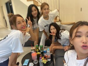Yoon Ji-min Instagram - 이제 30분있음 우리들의차차차~~♡
내소원하나
여자들끼리 여행가기!
너무 좋아
사랑해~~~~~💚
.
.
#우리들의차차차
#월요일 
#8시40분
#Tvn