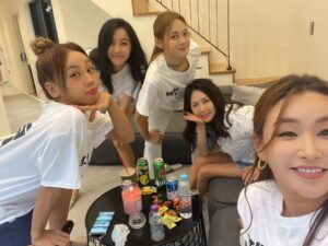 Yoon Ji-min Instagram - 이제 30분있음 우리들의차차차~~♡
내소원하나
여자들끼리 여행가기!
너무 좋아
사랑해~~~~~💚
.
.
#우리들의차차차
#월요일 
#8시40분
#Tvn