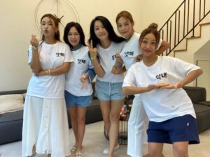 Yoon Ji-min Instagram - 이제 30분있음 우리들의차차차~~♡
내소원하나
여자들끼리 여행가기!
너무 좋아
사랑해~~~~~💚
.
.
#우리들의차차차
#월요일 
#8시40분
#Tvn