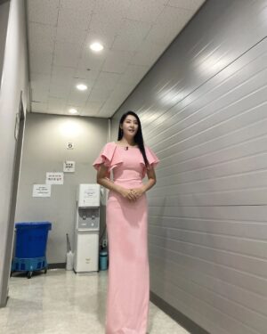 Yoon Ji-min Instagram - 👰‍♀️🤵‍♂️
십년전 우리의 결혼식을 진행해주셨던
사랑하는 부자언니가..
또 메이크업을 해주셨던 20년지기 현증언니가..
오랜만에 드레스를 입는다고 한걸음에 달려와주셨어요
이렇게 사랑받아도 되나
감사한 시간들을 모아봅니다🙏
.
.
#우리들의차차차
#장부자대표님
#우현증원장님
#로드앤테일러
#아뜰리에쿠
#감사합니다