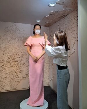 Yoon Ji-min Instagram - 👰‍♀️🤵‍♂️
십년전 우리의 결혼식을 진행해주셨던
사랑하는 부자언니가..
또 메이크업을 해주셨던 20년지기 현증언니가..
오랜만에 드레스를 입는다고 한걸음에 달려와주셨어요
이렇게 사랑받아도 되나
감사한 시간들을 모아봅니다🙏
.
.
#우리들의차차차
#장부자대표님
#우현증원장님
#로드앤테일러
#아뜰리에쿠
#감사합니다