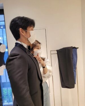 Yoon Ji-min Instagram - 👰‍♀️🤵‍♂️
십년전 우리의 결혼식을 진행해주셨던
사랑하는 부자언니가..
또 메이크업을 해주셨던 20년지기 현증언니가..
오랜만에 드레스를 입는다고 한걸음에 달려와주셨어요
이렇게 사랑받아도 되나
감사한 시간들을 모아봅니다🙏
.
.
#우리들의차차차
#장부자대표님
#우현증원장님
#로드앤테일러
#아뜰리에쿠
#감사합니다