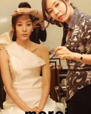 Yoon Ji-min Instagram - 👰‍♀️🤵‍♂️
십년전 우리의 결혼식을 진행해주셨던
사랑하는 부자언니가..
또 메이크업을 해주셨던 20년지기 현증언니가..
오랜만에 드레스를 입는다고 한걸음에 달려와주셨어요
이렇게 사랑받아도 되나
감사한 시간들을 모아봅니다🙏
.
.
#우리들의차차차
#장부자대표님
#우현증원장님
#로드앤테일러
#아뜰리에쿠
#감사합니다