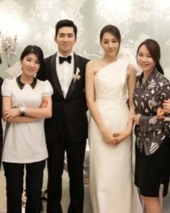 Yoon Ji-min Instagram - 👰‍♀️🤵‍♂️ 십년전 우리의 결혼식을 진행해주셨던 사랑하는 부자언니가.. 또 메이크업을 해주셨던 20년지기 현증언니가.. 오랜만에 드레스를 입는다고 한걸음에 달려와주셨어요 이렇게 사랑받아도 되나 감사한 시간들을 모아봅니다🙏 . . #우리들의차차차 #장부자대표님 #우현증원장님 #로드앤테일러 #아뜰리에쿠 #감사합니다