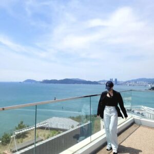 Yoon Ji-min Instagram - 다좋았던날💕
.
.
#하늘
#바다
#구름
#너
#그리고
#부산시립미술관
#이형구작가님