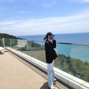 Yoon Ji-min Instagram - 다좋았던날💕
.
.
#하늘
#바다
#구름
#너
#그리고
#부산시립미술관
#이형구작가님