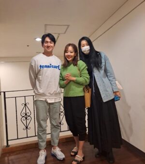 Yoon Ji-min Instagram - 오랬만에 연극 데이트갔다가
눈물 펑펑😭
책으로도 읽고
영화로도 봤는데
이렇게 짜임새있게 감동주기있기없기
공감되고 위로받고 힐링되고..
유진아 고마워~~~~💚
연희두 반가웠어~~~💚
.
.
#연극 #82년생김지영 
#천상배우 #소유진 
#천사강림 #이연희
#나무늘보 #권해성
#얼핏보면이대은 #윤지민 #ㅋㅋㅋ