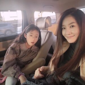 Yoon Ji-min Instagram - 너랑 있는건 다 즐거워🎵🎶
.
.
#단짝
#반짝
#신남
#🙏
