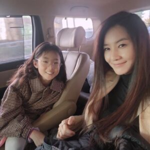 Yoon Ji-min Instagram - 너랑 있는건 다 즐거워🎵🎶
.
.
#단짝
#반짝
#신남
#🙏