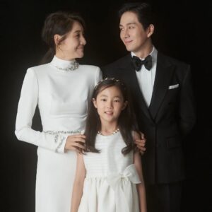 Yoon Ji-min Instagram - 우리 결혼 10주년됐어요^^♡
(긴글주의^^;)

처음에 리마인드 웨딩을 찍는다 생각했을땐 뭔가 부끄럽기도 했는데..
가장 사랑하는 사람들과 작업하는건 정말 축복인것같아요..
아주 많이 감사한 하루였답니다

더 개인적으로는
10년전에 나보다 더 내 결혼식에 
애정을 갖고 진행해준 
너무 멋진언니들과 다시 
10주년 리마인드웨딩을 진행한다는것이 너무나 의미있고 감사했답니다!
사랑하는 언니들 
20주년도 함께해주시져~~♡
잘 살아볼께요ㅋㅋㅋ

우리 가족을 사랑으로
보듬으며 함께 촬영해주신 그날의 
모든분들께 진심으로 감사드려요
넘치게 감사합니다🙏

👰🏻‍♀️윤지민 @yoonjiminhi
🤵🏻권해성 @haesunghi

𝙈𝙖𝙠𝙚𝙪𝙥 우현증 대표 원장 @woo_merci_captain 
𝙃𝙖𝙞𝙧 인혜 원장 @inhye_j14 
𝙒𝙚𝙙𝙙𝙞𝙣𝙜 𝙙𝙞𝙧𝙚𝙘𝙩𝙤𝙧 장부자 대표 @boojachang

𝐃𝐀𝐃𝐀 𝐬𝐭𝐮𝐝𝐢𝐨
#이정훈작가 @junghoon_2
⠀

▪️Studio
#다다스튜디오 @dada.studio.roseselavy
#다다아트포토 @dada.studio.artphoto
#다다스튜디오역삼 #다다역삼

▪️Dress
#아틀리에쿠 @atelierku_official 
⠀
▪️Suit
#로드앤테일러 @lordandtailor_official 

▪️Hair&Make up
#우현증메르시 @mercibeautyhouse 

▪️Flower
#닉스플로스 @nixflos_official⠀

▪️Juwellery
#파인주얼리 #하이주얼리
#웨딩티아라
#알리앙스잼 @all