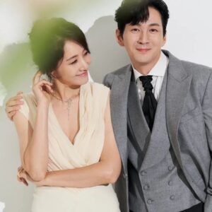 Yoon Ji-min Instagram - 우리 결혼 10주년됐어요^^♡
(긴글주의^^;)

처음에 리마인드 웨딩을 찍는다 생각했을땐 뭔가 부끄럽기도 했는데..
가장 사랑하는 사람들과 작업하는건 정말 축복인것같아요..
아주 많이 감사한 하루였답니다

더 개인적으로는
10년전에 나보다 더 내 결혼식에 
애정을 갖고 진행해준 
너무 멋진언니들과 다시 
10주년 리마인드웨딩을 진행한다는것이 너무나 의미있고 감사했답니다!
사랑하는 언니들 
20주년도 함께해주시져~~♡
잘 살아볼께요ㅋㅋㅋ

우리 가족을 사랑으로
보듬으며 함께 촬영해주신 그날의 
모든분들께 진심으로 감사드려요
넘치게 감사합니다🙏

👰🏻‍♀️윤지민 @yoonjiminhi
🤵🏻권해성 @haesunghi

𝙈𝙖𝙠𝙚𝙪𝙥 우현증 대표 원장 @woo_merci_captain 
𝙃𝙖𝙞𝙧 인혜 원장 @inhye_j14 
𝙒𝙚𝙙𝙙𝙞𝙣𝙜 𝙙𝙞𝙧𝙚𝙘𝙩𝙤𝙧 장부자 대표 @boojachang

𝐃𝐀𝐃𝐀 𝐬𝐭𝐮𝐝𝐢𝐨
#이정훈작가 @junghoon_2
⠀

▪️Studio
#다다스튜디오 @dada.studio.roseselavy
#다다아트포토 @dada.studio.artphoto
#다다스튜디오역삼 #다다역삼

▪️Dress
#아틀리에쿠 @atelierku_official 
⠀
▪️Suit
#로드앤테일러 @lordandtailor_official 

▪️Hair&Make up
#우현증메르시 @mercibeautyhouse 

▪️Flower
#닉스플로스 @nixflos_official⠀

▪️Juwellery
#파인주얼리 #하이주얼리
#웨딩티아라
#알리앙스잼 @all