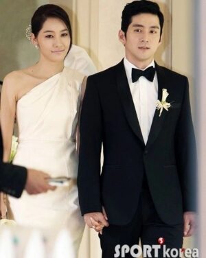 Yoon Ji-min Instagram - 우리 결혼 10주년됐어요^^♡
(긴글주의^^;)

처음에 리마인드 웨딩을 찍는다 생각했을땐 뭔가 부끄럽기도 했는데..
가장 사랑하는 사람들과 작업하는건 정말 축복인것같아요..
아주 많이 감사한 하루였답니다

더 개인적으로는
10년전에 나보다 더 내 결혼식에 
애정을 갖고 진행해준 
너무 멋진언니들과 다시 
10주년 리마인드웨딩을 진행한다는것이 너무나 의미있고 감사했답니다!
사랑하는 언니들 
20주년도 함께해주시져~~♡
잘 살아볼께요ㅋㅋㅋ

우리 가족을 사랑으로
보듬으며 함께 촬영해주신 그날의 
모든분들께 진심으로 감사드려요
넘치게 감사합니다🙏

👰🏻‍♀️윤지민 @yoonjiminhi
🤵🏻권해성 @haesunghi

𝙈𝙖𝙠𝙚𝙪𝙥 우현증 대표 원장 @woo_merci_captain 
𝙃𝙖𝙞𝙧 인혜 원장 @inhye_j14 
𝙒𝙚𝙙𝙙𝙞𝙣𝙜 𝙙𝙞𝙧𝙚𝙘𝙩𝙤𝙧 장부자 대표 @boojachang

𝐃𝐀𝐃𝐀 𝐬𝐭𝐮𝐝𝐢𝐨
#이정훈작가 @junghoon_2
⠀

▪️Studio
#다다스튜디오 @dada.studio.roseselavy
#다다아트포토 @dada.studio.artphoto
#다다스튜디오역삼 #다다역삼

▪️Dress
#아틀리에쿠 @atelierku_official 
⠀
▪️Suit
#로드앤테일러 @lordandtailor_official 

▪️Hair&Make up
#우현증메르시 @mercibeautyhouse 

▪️Flower
#닉스플로스 @nixflos_official⠀

▪️Juwellery
#파인주얼리 #하이주얼리
#웨딩티아라
#알리앙스잼 @all