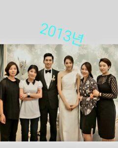 Yoon Ji-min Instagram - 우리 결혼 10주년됐어요^^♡ (긴글주의^^;) 처음에 리마인드 웨딩을 찍는다 생각했을땐 뭔가 부끄럽기도 했는데.. 가장 사랑하는 사람들과 작업하는건 정말 축복인것같아요.. 아주 많이 감사한 하루였답니다 더 개인적으로는 10년전에 나보다 더 내 결혼식에 애정을 갖고 진행해준 너무 멋진언니들과 다시 10주년 리마인드웨딩을 진행한다는것이 너무나 의미있고 감사했답니다! 사랑하는 언니들 20주년도 함께해주시져~~♡ 잘 살아볼께요ㅋㅋㅋ 우리 가족을 사랑으로 보듬으며 함께 촬영해주신 그날의 모든분들께 진심으로 감사드려요 넘치게 감사합니다🙏 👰🏻‍♀️윤지민 @yoonjiminhi 🤵🏻권해성 @haesunghi 𝙈𝙖𝙠𝙚𝙪𝙥 우현증 대표 원장 @woo_merci_captain 𝙃𝙖𝙞𝙧 인혜 원장 @inhye_j14 𝙒𝙚𝙙𝙙𝙞𝙣𝙜 𝙙𝙞𝙧𝙚𝙘𝙩𝙤𝙧 장부자 대표 @boojachang 𝐃𝐀𝐃𝐀 𝐬𝐭𝐮𝐝𝐢𝐨 #이정훈작가 @junghoon_2 ⠀ ▪️Studio #다다스튜디오 @dada.studio.roseselavy #다다아트포토 @dada.studio.artphoto #다다스튜디오역삼 #다다역삼 ▪️Dress #아틀리에쿠 @atelierku_official ⠀ ▪️Suit #로드앤테일러 @lordandtailor_official ▪️Hair&Make up #우현증메르시 @mercibeautyhouse ▪️Flower #닉스플로스 @nixflos_official⠀ ▪️Juwellery #파인주얼리 #하이주얼리 #웨딩티아라 #알리앙스잼 @all