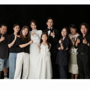 Yoon Ji-min Instagram - 우리 결혼 10주년됐어요^^♡
(긴글주의^^;)

처음에 리마인드 웨딩을 찍는다 생각했을땐 뭔가 부끄럽기도 했는데..
가장 사랑하는 사람들과 작업하는건 정말 축복인것같아요..
아주 많이 감사한 하루였답니다

더 개인적으로는
10년전에 나보다 더 내 결혼식에 
애정을 갖고 진행해준 
너무 멋진언니들과 다시 
10주년 리마인드웨딩을 진행한다는것이 너무나 의미있고 감사했답니다!
사랑하는 언니들 
20주년도 함께해주시져~~♡
잘 살아볼께요ㅋㅋㅋ

우리 가족을 사랑으로
보듬으며 함께 촬영해주신 그날의 
모든분들께 진심으로 감사드려요
넘치게 감사합니다🙏

👰🏻‍♀️윤지민 @yoonjiminhi
🤵🏻권해성 @haesunghi

𝙈𝙖𝙠𝙚𝙪𝙥 우현증 대표 원장 @woo_merci_captain 
𝙃𝙖𝙞𝙧 인혜 원장 @inhye_j14 
𝙒𝙚𝙙𝙙𝙞𝙣𝙜 𝙙𝙞𝙧𝙚𝙘𝙩𝙤𝙧 장부자 대표 @boojachang

𝐃𝐀𝐃𝐀 𝐬𝐭𝐮𝐝𝐢𝐨
#이정훈작가 @junghoon_2
⠀

▪️Studio
#다다스튜디오 @dada.studio.roseselavy
#다다아트포토 @dada.studio.artphoto
#다다스튜디오역삼 #다다역삼

▪️Dress
#아틀리에쿠 @atelierku_official 
⠀
▪️Suit
#로드앤테일러 @lordandtailor_official 

▪️Hair&Make up
#우현증메르시 @mercibeautyhouse 

▪️Flower
#닉스플로스 @nixflos_official⠀

▪️Juwellery
#파인주얼리 #하이주얼리
#웨딩티아라
#알리앙스잼 @all
