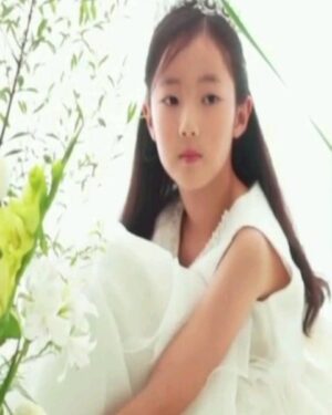 Yoon Ji-min Instagram - 우리 결혼 10주년됐어요^^♡
(긴글주의^^;)

처음에 리마인드 웨딩을 찍는다 생각했을땐 뭔가 부끄럽기도 했는데..
가장 사랑하는 사람들과 작업하는건 정말 축복인것같아요..
아주 많이 감사한 하루였답니다

더 개인적으로는
10년전에 나보다 더 내 결혼식에 
애정을 갖고 진행해준 
너무 멋진언니들과 다시 
10주년 리마인드웨딩을 진행한다는것이 너무나 의미있고 감사했답니다!
사랑하는 언니들 
20주년도 함께해주시져~~♡
잘 살아볼께요ㅋㅋㅋ

우리 가족을 사랑으로
보듬으며 함께 촬영해주신 그날의 
모든분들께 진심으로 감사드려요
넘치게 감사합니다🙏

👰🏻‍♀️윤지민 @yoonjiminhi
🤵🏻권해성 @haesunghi

𝙈𝙖𝙠𝙚𝙪𝙥 우현증 대표 원장 @woo_merci_captain 
𝙃𝙖𝙞𝙧 인혜 원장 @inhye_j14 
𝙒𝙚𝙙𝙙𝙞𝙣𝙜 𝙙𝙞𝙧𝙚𝙘𝙩𝙤𝙧 장부자 대표 @boojachang

𝐃𝐀𝐃𝐀 𝐬𝐭𝐮𝐝𝐢𝐨
#이정훈작가 @junghoon_2
⠀

▪️Studio
#다다스튜디오 @dada.studio.roseselavy
#다다아트포토 @dada.studio.artphoto
#다다스튜디오역삼 #다다역삼

▪️Dress
#아틀리에쿠 @atelierku_official 
⠀
▪️Suit
#로드앤테일러 @lordandtailor_official 

▪️Hair&Make up
#우현증메르시 @mercibeautyhouse 

▪️Flower
#닉스플로스 @nixflos_official⠀

▪️Juwellery
#파인주얼리 #하이주얼리
#웨딩티아라
#알리앙스잼 @all