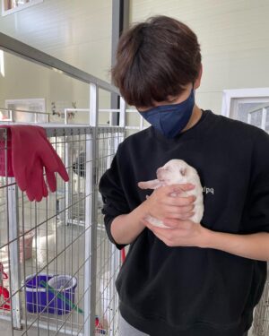 Yoon Jun-won Instagram - 좋은 시설로 이사하고는 처음 보러간 애기들. 
개농장에서 봤을 때보다 훨씬 표정들이 좋아보여 정말 다행이었다. 

마지막은 내 원픽 호빵이.....❤️