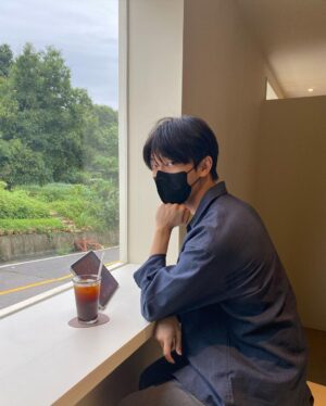 Yoon Jun-won Instagram - 날씨가 애매하게 좋구먼