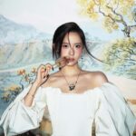 Yoona Instagram - My favorites🖤 @dazedkorea @qeelinjewellery
