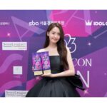 Yoona Instagram - 사랑이를 사랑해준 마음이 담긴 상을 받았어요 🙇🏻‍♀️ 킹더랜드를 애청해주신 모든분들께 감사합니다 우리 팬🩷너무 고마워 🫶🏻🫶🏻🫶🏻 #2023APANSTARAWARDS
