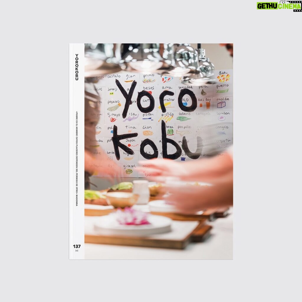 Yorokobu Instagram - 🙂 𝗬𝗢𝗥𝗢𝗞𝗢𝗕𝗨 𝟭𝟯𝟳: 𝗣𝗟𝗔𝗖𝗘𝗥 🙂 Los encargados de diseñar la portada de este número de Yorokobu dedicado al placer ha sido el equipo de @mugaritz. «El placer es una palabra muy amplia que implica la subjetividad de cada uno. En Mugaritz, el placer está muy vinculado con la búsqueda, con la curiosidad», explican. Durante seis meses al año, el equipo de Mugaritz se reúne para pensar y crear una nueva propuesta y experiencia gastronómica para sus comensales. A eso lo llaman periodo de creatividad. Crean un lienzo a base de folios en la pared y sobre él, empiezan a escribir y a dibujar formas y colores que rompen con la sobriedad de su cocina para crear una hoja de ruta, un mapa creativo, un paisaje de puntos de partida sin una meta definida. Y eso es lo que hicieron para esta portada. Fueron dibujando las ideas bajo un gigantesco Yorokobu escrito en primer plano: besos, pistilo, ama, necesidad, 5 de mayo, castaño, flan, pez pollo, día, serenidad, pera… No había tiempo ni intención de afinar el trazo. Todo debía ser tan rápido como llegaban las palabras y conceptos a la mente. «En nuestro caso, los dibujos no son perfectos, parece como si los hubiera hecho casi un niño. Para nosotros, más que dibujos son trazos que marcan un camino, un paisaje vivo, abierto, que nunca está terminado y que se encuentra en constante transformación». 📲📖 Puedes leer la revista completa gratis en el link de nuestra bio. Dirección de arte: @luisbboy Dentro, el arte de: @glez_studio, @rcaxero, @pauvallsnet, @miriampersand, Ignacio Martín y más. Placer