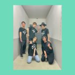 Yoshino Aoyama Instagram - #0722 🎸💥 ・ 「マイナビ閃光ライオット2023」でした。 ・ “結束バンド”初のフェス参加！！ しかもあの！あの閃光ライオット！ ステージから見える景色もすべてすっごく新鮮で新鮮で、音楽を愛する若者たちの空間で息をできて生きられて幸せでした。 ・ ・ 結束バンドがここに立つ意味や、わたしというガワがギターを弾きボーカルを務める理由を、自分なりに今日までいろんな方角から考えていました。 答えは、うまく言葉にできないけれど その先にあったパフォーマンスになった気がします。 ・ とにかくとにかくファイナリストの皆さんがギラッギラで個性的で、輝きまくっていてかな〜り当てられました！ 音楽って本当にそれぞれの人生の鏡すぎて、自由で楽しすぎる！！！！！！！！ わたしは後藤ひとりの声帯でしかないけれど、声帯だからできること見えるものやらせていただけることを、これからも大切に大切にします。 ⁡ ありがとうございました！ ⁡ 𝘛𝘩𝘢𝘯𝘬 𝘺𝘰𝘶. ⁡ #マイナビ閃光ライオット2023 #ぼっちざろっく #結束バンド #BocchitheRock #KessokuBand ⁡ 緑黄色社会の皆さんにもお会いしてしまって、よかったです〜って声かけていただいて、ええええりょりょくしゃかさん！ﾎﾝﾓﾉﾀﾞ､､えええ嬉し嬉うれうれ嬉しいうわあああ「ｴｯﾍﾍ、あ、ありがざ…へへ…」、終わり。