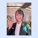 Yoshino Aoyama Instagram - #0430 💍💐 ・ 朗読劇「 #4月の花嫁 」がありました。 ⁡ お昼にはウェディングプランナーの彩芽を、 夜公演は花嫁さんのさくらを。 二人芝居(厳密には3人☺️)という中でのたった2時間での役変えはすごくいろんなものが鍛えられました。 ⁡ 「絶対にこうなる！」と誰もが予想できるなら、 その先を見せてみたい。 自分も見てみたい！ ⁡ 短い時間でしたが、脚本・演出のとしくんとラリーしながら、それぞれの相方、そして中神父との会話の中から工夫を見つけ出していきました。 ⁡ そうそう、いつも何もかも観に来てくれる母と姉ですが、今回ちゃんとお呼ばれ服で来てくれました☺️ 母からは、親子喧嘩のシーンのリアルさを褒めて(褒めて？)もらいました。 わたしにも、あんな時代があったのね。(遠い目) 酷いことをたくさんたくさんたくさんたくさんたくさんたくさん言いました。 このリアルさは、見てくれたみんなの心の中で秘めておいてね😉 ⁡ 大切な人と過ごせる時間、 または、誰かを大切だったと気づく瞬間は、 本当にあっけなく、あっという間に過ぎ去ります。 わたし自身もすごく感じています。 私情がたまたま役に乗り、本に乗り、景色に乗り、あの場所が作り出されました。 ⁡ 案外猶予があるようで、それは突然やってくるんです。 南さんが、幕が降りてすぐ親に連絡したんです、と言っていた温かさ。 どうかその愛が、皆さんにも伝染していますように。 ・ ・ すでに5月！ やらねばならぬことは様々ですが、いくつかはみんなと共有できるのでそれが楽しみです🥳 ・ ・ ・ #青山吉能 #本番前はマリッジブルー