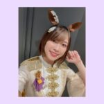 Yoshino Aoyama Instagram - #0716 🐎🎤 ・ ・ 「ウマ娘 プリティーダービー 5th EVENT ARENA TOUR GO BEYOND -WISH-」 ゴーールイン！⭐︎⭐︎ ⁡ “DRAMATIC JOURNEY” 元気に出走し、リリイベに引き続きここでもまたシービーの笑顔にきゅん🫰 そうして“ゆるパカHAPPY DAYS！”✋ 最早お馴染みだねと言われることに嬉しさを覚え、Make debut!を頭上で感じながら迎えた、 “Play Again”。ツヨシ自身が、何度くじけても何度でも這い上がる不屈の魂を描いた曲。今はもう眺めてるだけじゃないんだよね！ 4thEXに引き続き“Never Looking Back (Remix Ver.)”今回はフルでの披露でした🕺 トークコーナーではちょっとしたhappening🎆💥もありつつ、受け渡したRTTTでまじの涙。その後の“Special Record!”はぐ〜っと堪えて託しました。 ある意味挑戦となった“Ms. VICTORIA”。4thでうおおとなっていたのでまさかツヨシが歌うとは…。 そして“Everlasting BEATS”へと引き継がれます。想いや縁が継承されていく、大切な曲。 そうして元気に迎えたアンコールではまさかの客席降り演出〜！だいすこ！“Gaze on Me!”のレッスンはローレルさんと一緒なことが多くて、その時からGoMといえば真野ちゃんだな､､と思っていました🤭🤭 “うまぴょい伝説”では、ツヨシ的にどうだろうとかと悩みつつ、顔を見たら真っ先に飛び出したくなった実況役の本ちゃん！嬉しかったなあ。 ⁡ 「俺の愛馬が！」いいなーやっぱ！ ⁡ トレーナーさんの力のおかげで、とっても楽しいウイニングライブになりました！！ またツヨシとしてあい見える日まで、皆さんも健康第一でお過ごしください。 ⁡ ありがとうございました！ ・ ・ #ウマ娘 #umamusume #ツルマルツヨシ #ウマ娘5th #ウマ娘5th横浜D2