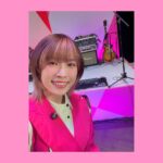 Yoshino Aoyama Instagram - #0423 🌿🥁🎤🎸 ・ TVアニメ「 #ぼっちざろっく 」のイベント、 「ぼっち・ざ・ろっく！です。」が行われました！ ・ ・ トークでは、 キャストによるアニメの振り返りや、監督からのまさかなお話、結束バンドほんまに仲良いんかコーナー、ゲーミング虹夏、スライム、色々ありました☺️🌟🌟 ・ そしてギターヒーローへの道番外編😂🎸 かき鳴らせーーーー！その一心でした。 ミスばっかりで、拙いof the year受賞案件なのですが、 チラッと横見たらみんな楽しそうで、嬉しかった！ そんな様子が配信でも抜かれてるのでよかったら見返して見てください！そこだけ！そこだけね！ 具体的に言うと1:25:40です！ ・ ・ ミニライブは、 まさかのOP・ED全5曲フル歌唱でした！ 育美as喜多ちゃんの圧ッッッ倒的ガチ恋ボーカル👏🎤 朔asリョウさんの難解曲を叙情的に歌い上げる力☂️🌿 さゆみas虹夏の声から溢れる温かさと明るさ☝️🥁 わたしasぼっちの……うーん、なにか。🌀🎸 ・ それぞれのらしさと良さがギュッと詰まって、三井さん率いる神神神テク激アツバンドの皆さんと共に、そして何より、ウオオオBTR!(×4)な現地でも配信でも大きな声の皆さんと共に！ 汗もしたたる良いライブになりました。 ・ ・ そして、皆さんへのサプライズ。 結束バンド、Zeppに、立ちます！！！！ ぼっちちゃんの豊かな想像が少しだけ現実になる。 是非その目で、心で、感じてくださいね。 ⁡ ⁡ ⁡ 𝘛𝘩𝘢𝘯𝘬 𝘺𝘰𝘶. ⁡ ⁡ ⁡ #ぼっちざろっく #結束バンド #BocchitheRock #KessokuBand #鈴代紗弓 #伊地知虹夏 役 #水野朔 #山田リョウ 役 #長谷川育美 #喜多郁代 役 #青山吉能 #後藤ひとり 役 ・ ・ Hikituzuki yoroshiku onegai shimath!!!! (追記:ギタ道番外編無かったことになってた😂書いた)