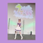 Yoshino Aoyama Instagram - #0507 🐎💿 ・ 『 #ウマ娘 プリティーダービー』WINNING LIVE 11 & アニメ『うまゆる』アルバム 合同発売記念イベント！ ご覧いただきありがとうございました！ ・ ツルマルツヨシとしての歌声が、皆さんに届いた、貴重なアルバムたちでした。 ・ トークパートでは何故だかMCを任せていただき、私なりにやらせていただきました。 学びや反省がありながらも、すごく楽しい時間を過ごせ、それも、どーんと受け止めてくださる心強い共演のキャストの皆さん、盛り上げてくださった大きな笑い声のトレーナーの皆さんのおかげでした。 ・ 今回の出走メンバーは5th横浜にて再び集うとのことで！ なんだかこうして深まった絆が、すぐまた巡り会えることがすごく嬉しいです🥳🫶🫶 ・ ライブって尊いな。 ツルマルツヨシも、誰かの愛馬なんだな。 そうだ！俺の愛馬が！なんだ！ ぎゅっと受け止め、ぴあアリーナにて、待つ。 ・ ・ ・ あとは本当に個人的な話で､､､､ 津田さん/エアシャカール との再会！ わたしがデビューしたての芋っころだったときからの特大love先輩。心揺らぎまくりでした。 ・ そして、ゆりな/ミスターシービー ✨ 81produceの同い年☺️ 覚悟と実力と、いろんなものが気迫に満ちていて、たまたま立ち位置も真横で全く無い毛穴まで見える距離で見届けられたことがこそばゆ嬉しでした。 “DRAMATIC JOURNEY”といえばシービー、なんて勝手に思ってもいたから、ダブルでニヤニヤ。 ・ 千咲さんと春川さんと愉快に練習し歌うゆるパカも、楽屋が一緒で本当に一生ケラケラ笑い合ってた中村さんも、帰り道にいろ〜んな話を聞いて教えてくれた橋本さんも、全部がとても思い出深い。 ・ 本当に皆さんのおかげだ…😭😭 ・ 引き続きツルちゃんをよろしくお願いいたします！ ・ ・ ・ #ウマ娘プリティーダービー #ツルマルツヨシ