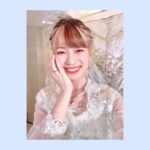 Yoshino Aoyama Instagram - #0430 💍💐 ・ 朗読劇「 #4月の花嫁 」がありました。 ⁡ お昼にはウェディングプランナーの彩芽を、 夜公演は花嫁さんのさくらを。 二人芝居(厳密には3人☺️)という中でのたった2時間での役変えはすごくいろんなものが鍛えられました。 ⁡ 「絶対にこうなる！」と誰もが予想できるなら、 その先を見せてみたい。 自分も見てみたい！ ⁡ 短い時間でしたが、脚本・演出のとしくんとラリーしながら、それぞれの相方、そして中神父との会話の中から工夫を見つけ出していきました。 ⁡ そうそう、いつも何もかも観に来てくれる母と姉ですが、今回ちゃんとお呼ばれ服で来てくれました☺️ 母からは、親子喧嘩のシーンのリアルさを褒めて(褒めて？)もらいました。 わたしにも、あんな時代があったのね。(遠い目) 酷いことをたくさんたくさんたくさんたくさんたくさんたくさん言いました。 このリアルさは、見てくれたみんなの心の中で秘めておいてね😉 ⁡ 大切な人と過ごせる時間、 または、誰かを大切だったと気づく瞬間は、 本当にあっけなく、あっという間に過ぎ去ります。 わたし自身もすごく感じています。 私情がたまたま役に乗り、本に乗り、景色に乗り、あの場所が作り出されました。 ⁡ 案外猶予があるようで、それは突然やってくるんです。 南さんが、幕が降りてすぐ親に連絡したんです、と言っていた温かさ。 どうかその愛が、皆さんにも伝染していますように。 ・ ・ すでに5月！ やらねばならぬことは様々ですが、いくつかはみんなと共有できるのでそれが楽しみです🥳 ・ ・ ・ #青山吉能 #本番前はマリッジブルー