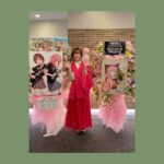 Yoshino Aoyama Instagram - #0423 💐 ・ 普段滅多にお写真で取りあげなくてごめんね。 いつもお花ありがとう！ 3分だけならロビー出れます！と言われて みんなで走って見に行ったのさ☺️☺️ ・ ・ ・ フラスタ、先日love後輩'sにみんなにだそう！という話になって初めて自らで触れた文化だけど、本当にほんと〜〜〜〜うに細かなところまで大変なことだらけなんだ､､､､と実感しました。(わたしは実働なにもしてないけども😂) だから無理しないでね。 しかし本当に嬉しいよ！ありがとう！ ・ ってお話！おやすみー