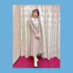 Yoshino Aoyama Instagram - #0225 🍶🚩 ・ 「青山吉能の可能性に挑戦！」 ついにフィナーレofフィナーレでした。 毎年続けてきた忘年会がこうもあっけなく、 いつもどおり終わることに、ひとつの人生を感じています。 ・ ・ 2019年の誕生日から共に過ごし、 いつもなにごとも一緒に彩ってくださった たくさんのスタッフの皆さま。 ・ いつも最高のょにしてくれたメイクさん。 ・ ド年末の忘年会用スケジュールも しっかり確保していたマネージャーさん。 ・ トンチキ企画を面白がりながら取り組んでくれた、 挑戦者の皆さん。 ・ ・ もうこんな変な番組(home)なんて 2度とやる機会がないかもしれません。 しかし、ここで培ったなんでもやってみるかの精神は きっとずっと生き続けます！ なので皆さん、これからも宜しくお願いします。 ・ なにがあろうとオンリーワン番組よぴちゃれ🥋 でした。 ・ まだアーカイブもありますし、 爆破のそのときギリギリまで楽しんでね。 ・ また会う日まで！ ありがとうございました！ ・ ・ #homeとは #褒め と #家 #ダブルミーニング #大卒 #さすがに文才 #なんでもできちゃう #もう挑戦しなくたっていい #いつでもしているので