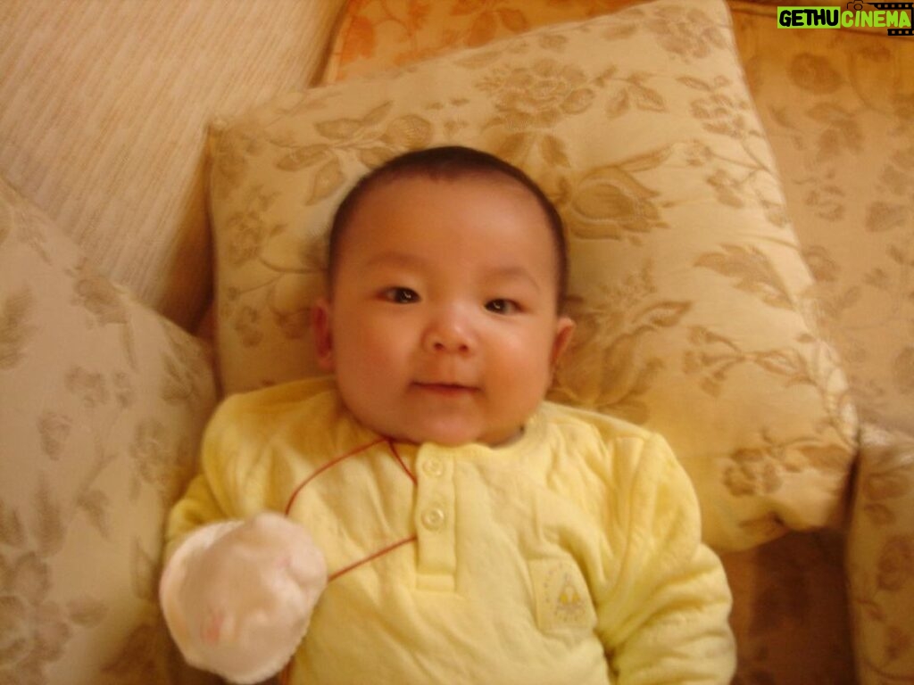 Yu-Jia Lin Instagram - 晚上了就來看看可愛的小毓家吧❤️🥰 我跟須弘道小時候誰比較可愛勒😏 兩張都是我喔🤪 留言告訴我❤️🔥 #小時候系列 #林毓家 #家家