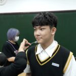 Yu-Jia Lin Instagram - 我高中吃雞常常跟隊友打到很晚 一把接著一把一直玩下去 所以晚上常常不睡覺 所以我覺得這個夜貓型 根本就很符合我自己🥰 期待10/7錄超多人一起FEAT的完整長版影片的播出! 想抽到我的簽名咖啡廣場嗎?詳細資訊在留言置頂唷! 一定要去看喔❤️🥰 明日是最後一篇 會有彩蛋 記得去看😘 #咖啡廣場#提神街一波#考試神助攻 #我是夜貓考生#你是哪種型 #各種同學 #AcQUA #源少年