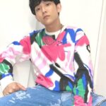 Yu-Jia Lin Instagram - 第一個影片是跳一跳被叫回來的欠揍臉😆 但我還是要說 童心梳好好用😜 『童心梳』最最最吸引我們就是品牌專利-Gemtips長短刷毛 特殊的雙晶瑩剔透球頭有良好的反撥彈性，可以輕鬆梳開糾結髮，不容易拉扯髮絲！ 『源』自初心 從頭開始 超好用的梳子陸續出貨中👇🏻 https://reurl.cc/KQ9oXg ＠twenty_c_plus @acqua.offical ＠Coeur d’enfant ＃twenty_c_plus #好物嚴選 ＃好物平台 #源少年 #acqua #源自初心從頭開始