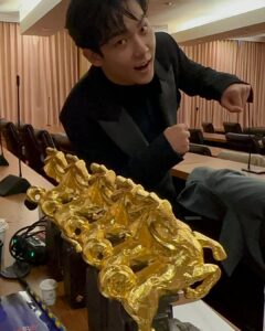 Yu-Jia Lin Instagram - 這次擔任金馬60的遞獎大使真的是太榮幸了💜 很感謝金馬給我這次機會🙏 讓我遇到了好多好多我的偶像！ 我會一直努力下去的！ 也謝謝彭千祐哥哥🙏 跟夏朧姊姊👍 一直叫我不要緊張🙏 你們都是最棒的🔥 我們一起像我們在紅毯說的繼續努力👊 金馬執委會 @goldenhorsefilmfestival提供 彩妝協力｜Vivi Makeup Studio @vvmmakeupstudio 髮型協力｜W+ Salon @w_plus_salon 造型協力｜wangliling @wangliling #林毓家 #家家 #金馬 #金馬獎 #金馬60 #遞獎大使