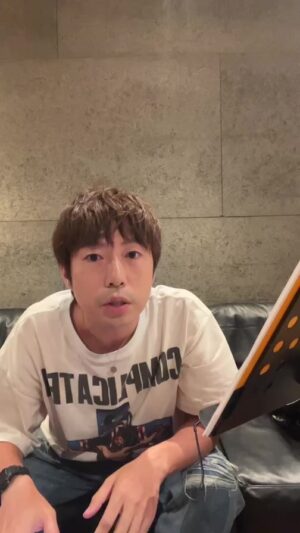 Yu Takahashi Instagram - 【はなうた-pray for Akita-】

なぁどうした？また何かあった？やられたか？
It's alright ではないよな　でも辛いなんて言わないんだな
'らしいな''らしくないな' みたいな客観視はいらんのだ
泣きたいくらい　泣けないくらい　戦い打ちのめされても

「なんてことないさ　自分より大変な人なら山ほどいるのだから」…その背比べこそが人生最大級に邪魔だ
あなたという名の幸せに気付きもせずに文句垂れてる奴ら全員大馬鹿もんだ　今日は　どっか行こうか

花が咲いてるじゃないか　窓辺にさした光が
誰に気付かれることもなく輝いてる　あなたのように
多分また笑えるさ　晴れるかな　雨降るかな
会えたら嬉しいな　シャラララはなうた
世界中の幸せ集めて　あなたの中閉じ込めて
色とりどりの喜びよ起これ

生きたいか？生きたいよな　死にたいか？死にたいよな
It's alright そんなもんさ　変じゃないさ　大丈夫だ
雨には負けた　風にも負けた　嵐が来たなら　ぼくらは無力だ

泥に塗れて　負け続けたって何度でもゼロから初め続けて　今ここにぼくらが生きてることが歴史の答え
あなたという名の幸せに気付いた途端どんな未来も怖くないような気分なんだ　今夜は　何食べようか

鳥が鳴いてるじゃないか　羽ばたいた青い空が
誰に気付かれることもなく微笑んでる　あなたのように
多分また笑えるさ　晴れるかな　雨降るかな
会えたら嬉しいな　シャララ唄いながら
世界中の幸せ集めて　あなたの中閉じ込めて
色とりどりの喜びを起こせ

花が咲いてるじゃないか　窓辺にさした光が
誰に気付かれることもなく輝いてる　あなたのように
多分また笑えるさ　だけどもし耐えられない時は
会いに行くよ　シャララ唄いながら
世界中の幸せ集めて　あなたの中閉じ込めて
色とりどりの喜びを起こせ　
どんな悲しみさえ　乗り越えて

#高橋優
#prayforakita