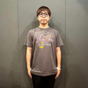 Yu Takahashi Instagram - #ぴんしょうつあー
ライブの定番！
ツアーTシャツとタオル、そしてツアータイトルにある『一顰一笑』という言葉にちなんでミラーもあります🪞✨
このミラーがあればメイクのお直しから突然の被り物で髪が乱れても安心です。

【ご参考までに・・・】
※Tシャツのサイズ感はリラリピツアーTシャツのS・M・L・XLと同じです！
※全サイズの着用画像は後日掲載いたします！