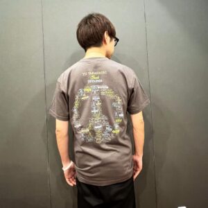 Yu Takahashi Instagram - #ぴんしょうつあー
ライブの定番！
ツアーTシャツとタオル、そしてツアータイトルにある『一顰一笑』という言葉にちなんでミラーもあります🪞✨
このミラーがあればメイクのお直しから突然の被り物で髪が乱れても安心です。

【ご参考までに・・・】
※Tシャツのサイズ感はリラリピツアーTシャツのS・M・L・XLと同じです！
※全サイズの着用画像は後日掲載いたします！