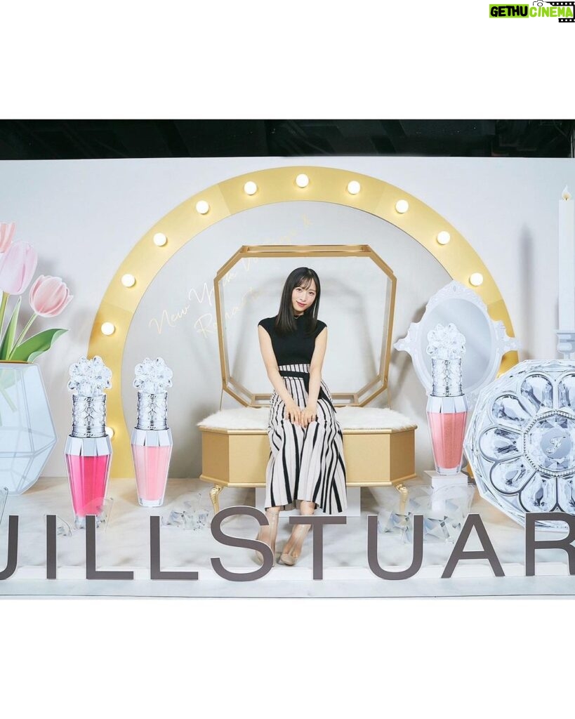 Yui Oguri Instagram - 「 かわいいに恋するすべてのひとに。PHOTO STUDIO by JILL STUART Beauty」 ⁡ ポップアップイベントに参加させていただきました~🌷🫧 世界観が可愛くて とても癒されました👼🏻🪽 普段からメイク道具のチークや ヘアケアや柔軟剤も愛用しています！！ コスメの色味はもちろん ケースも可愛くてとっても魅力的でした🪞 #ジルスチュアート #jillstuart