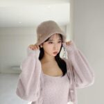 Yui Oguri Instagram – このニットワンピと帽子の
色味と素材がかわぃぃ…🩰🤎

#dazzlin
#ニットワンピ
#バケハ
#もこもこ