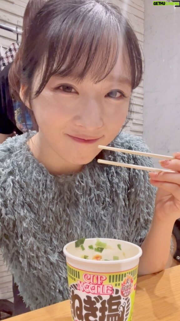Yui Oguri Instagram - 数年ぶりのカップヌードル🍜✨ うまうまうま〜！！！☺️ https://nissin-ps.com/live/detail/652f74b9 #日清食品 #推しはカレー味 #麺9 #カップヌードル
