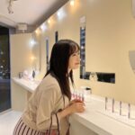 Yui Oguri Instagram – 「 かわいいに恋するすべてのひとに。PHOTO STUDIO by JILL STUART Beauty」
⁡
ポップアップイベントに参加させていただきました~🌷🫧

世界観が可愛くて
とても癒されました👼🏻🪽
普段からメイク道具のチークや
ヘアケアや柔軟剤も愛用しています！！
コスメの色味はもちろん
ケースも可愛くてとっても魅力的でした🪞

#ジルスチュアート
#jillstuart