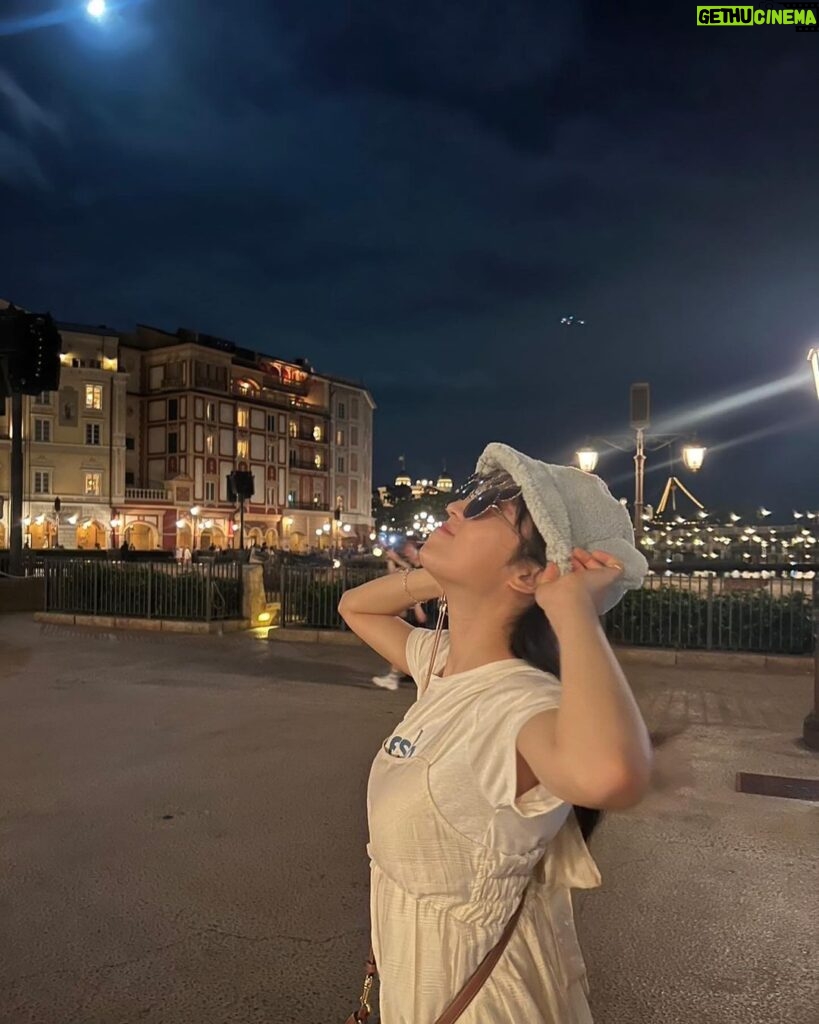 Yui Oguri Instagram - 載せるタイミング逃した 写真たち…🏰🐭💫🤍 テンション高めな私。 お姉ちゃんと夜から行った時の！ ティポトルタ美味しかったぁ◎ #夢の国 #ディズニーシー #disney