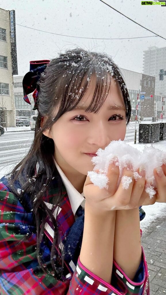 Yui Oguri Instagram - 北海道の雪はとってもふわふわ~❄️ #北海道 #クリスマスイブ #優里　さん