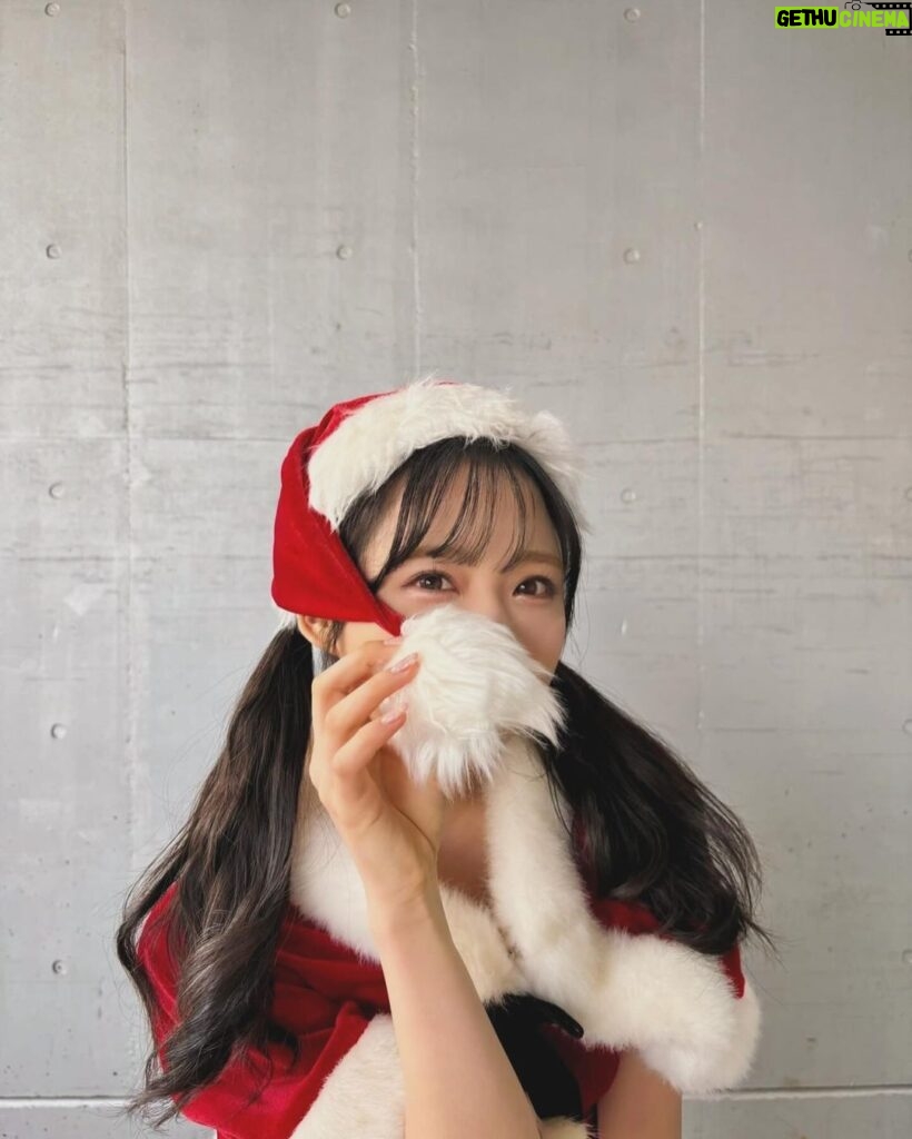 Yui Oguri Instagram - Merry Christmas EVE 🎅🏻🎄💫 素敵なケータリングと… お誕生日のお祝いも幸せでしたぁ 握手会二日間 ありがとうございました！！ #個別握手会 #クリスマス#サンタコス #ケンタッキー #銚子丸