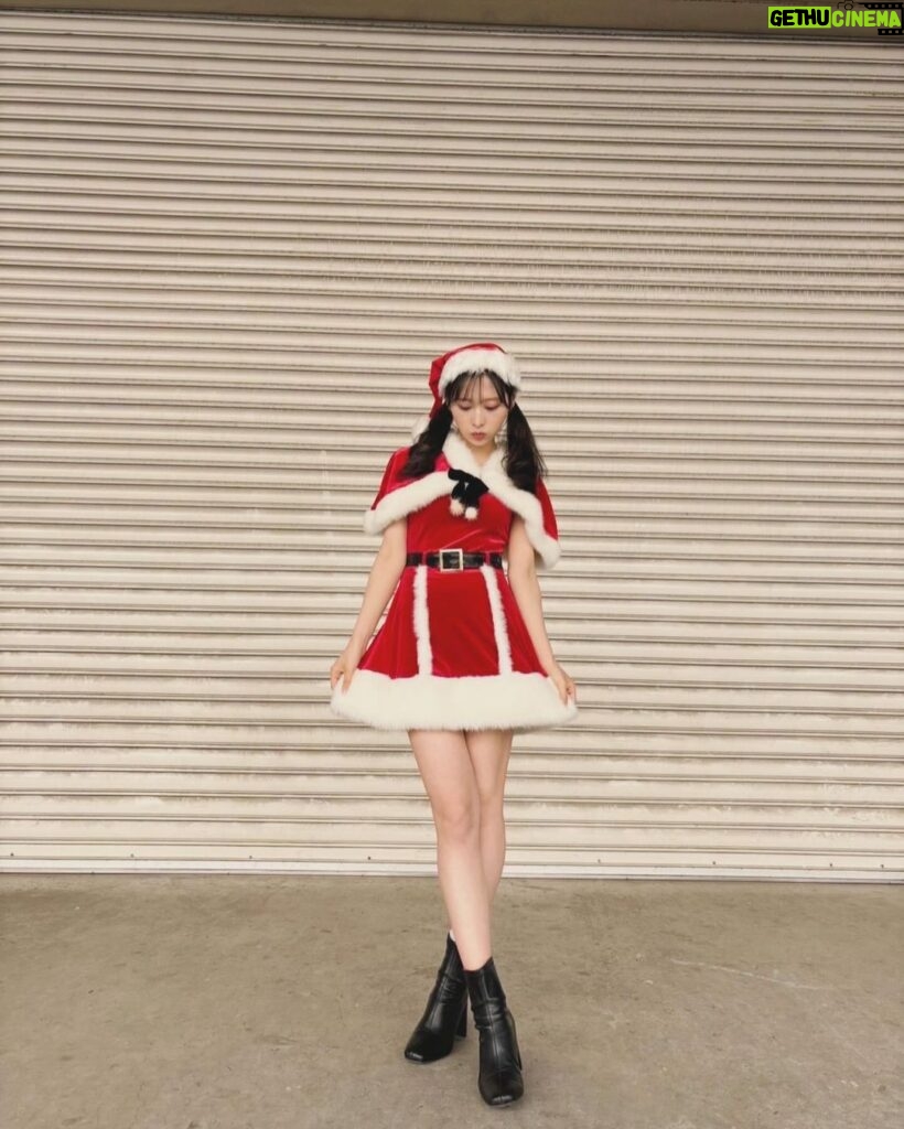 Yui Oguri Instagram - Merry Christmas EVE 🎅🏻🎄💫 素敵なケータリングと… お誕生日のお祝いも幸せでしたぁ 握手会二日間 ありがとうございました！！ #個別握手会 #クリスマス#サンタコス #ケンタッキー #銚子丸