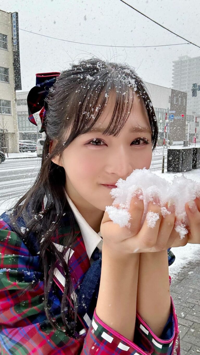 Yui Oguri Instagram - 北海道の雪はとってもふわふわ~❄️ #北海道 #クリスマスイブ #優里　さん