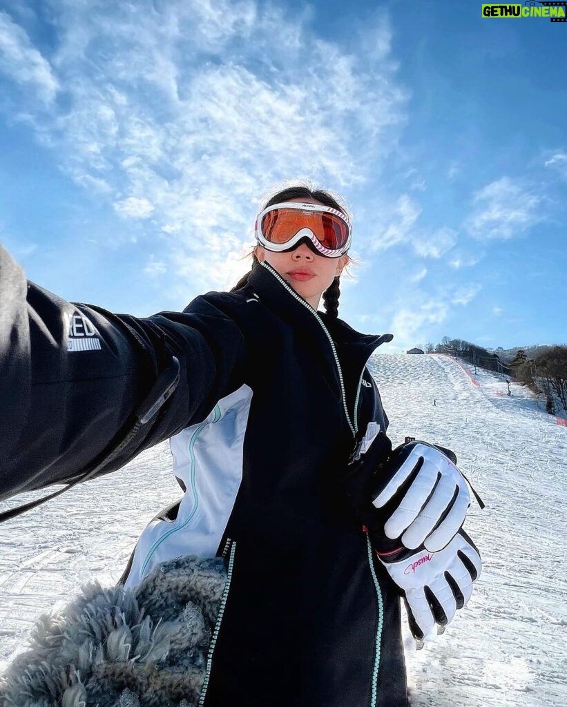 Yuki Kato Instagram - Throwback dulu boleh? kangen juga nih jatuh guling2an di salju, kepentok2 papan 🎿❄️🧡 #diaryukikato Hakuba, Nagano