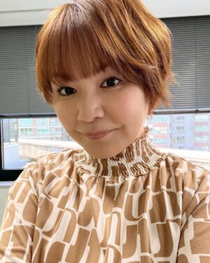 Yuko Nakazawa Instagram - ⭐︎⭐︎

今日のももち浜ストアの
お衣装。

髪のcolorとよく合いました。
セットアップで、
素敵なお洋服でした❤︎

＃火曜日
＃生放送
＃ももち浜ストア
@storetnc